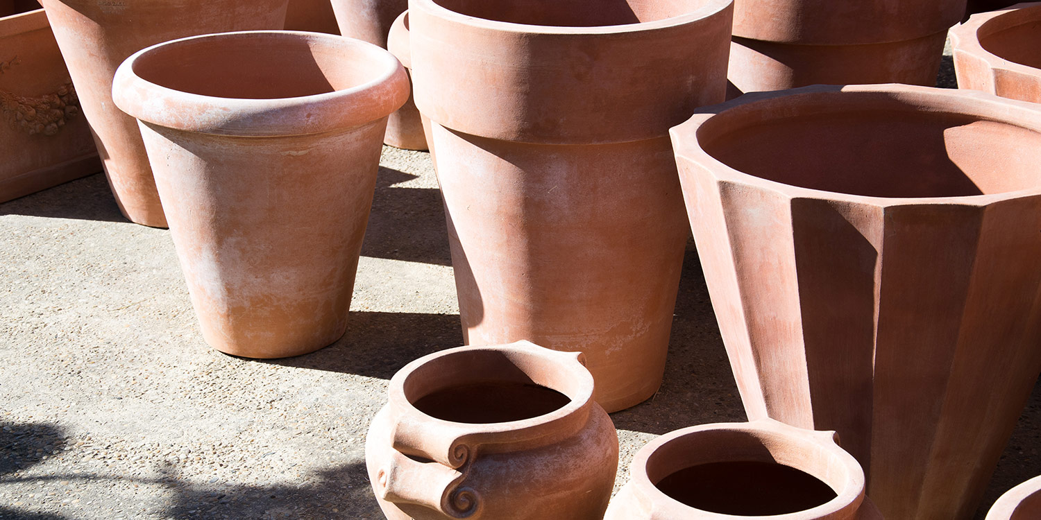 Poterie à Roussillon (Vaucluse). Terre cuite maison Toscane Zago, Anduze de la Madeleine, Luberon.